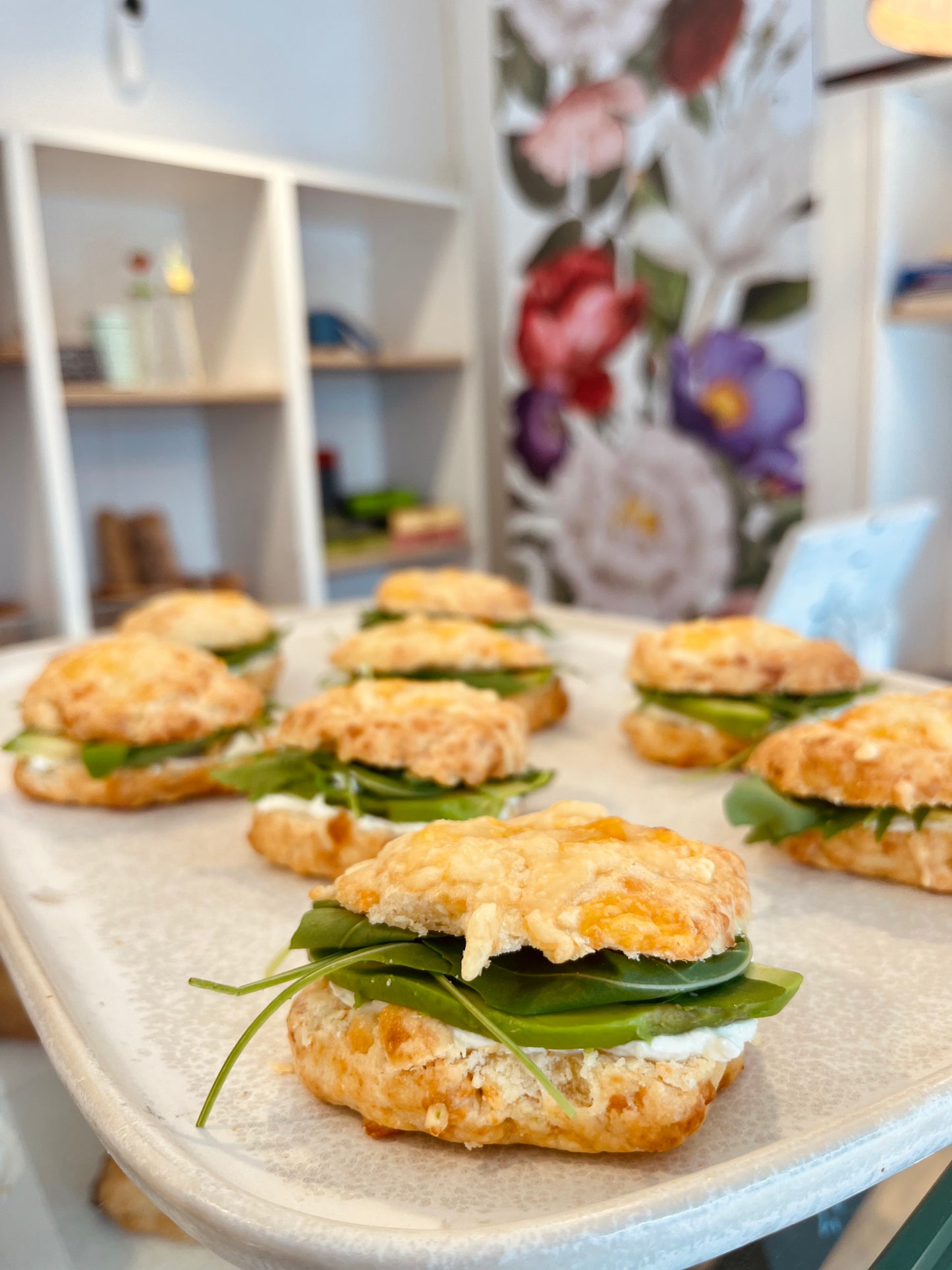 Scones de queso rellenos