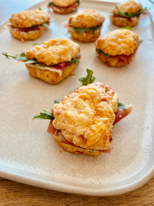 Scones de queso rellenos